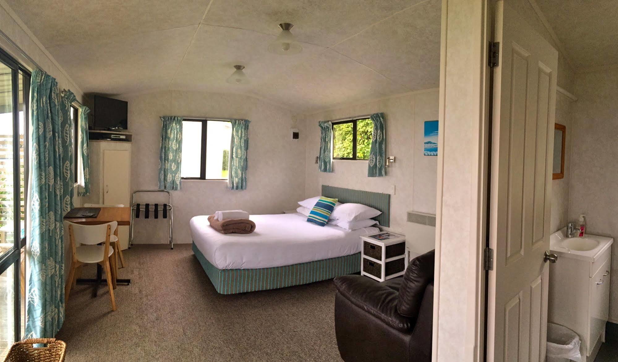 Oakura Beach Holiday Park Buitenkant foto